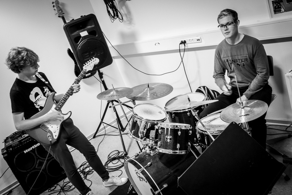 Lui og Patrick spiller musik